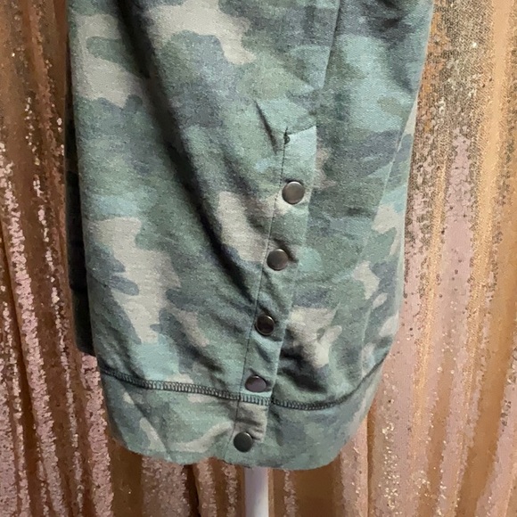 Camo Side Snaps Weekender Top - Picture 7 of 12